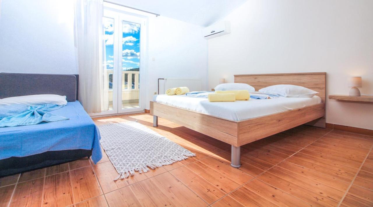 Goles Apartments-First Row To The Sea Rogoznica  Eksteriør billede