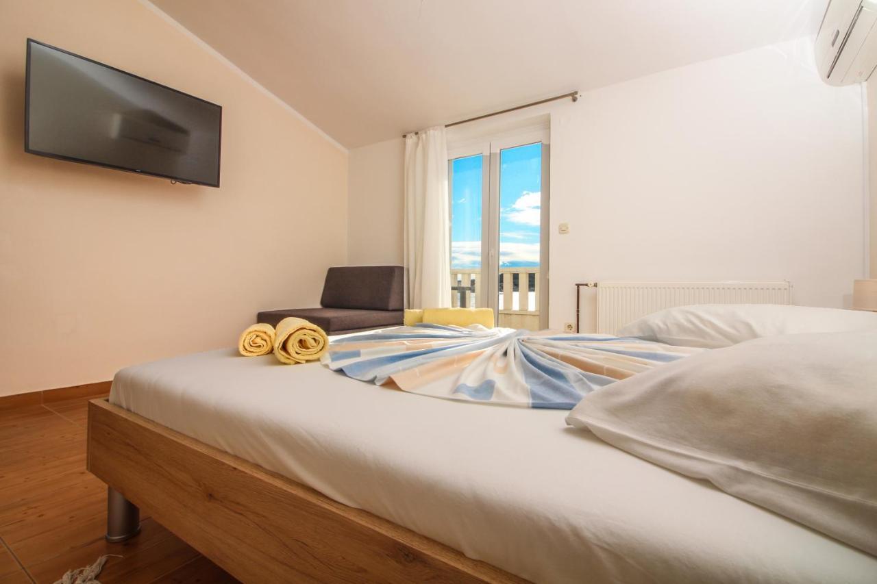 Goles Apartments-First Row To The Sea Rogoznica  Eksteriør billede