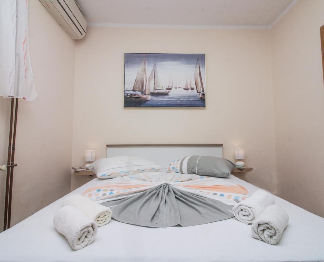 Goles Apartments-First Row To The Sea Rogoznica  Eksteriør billede